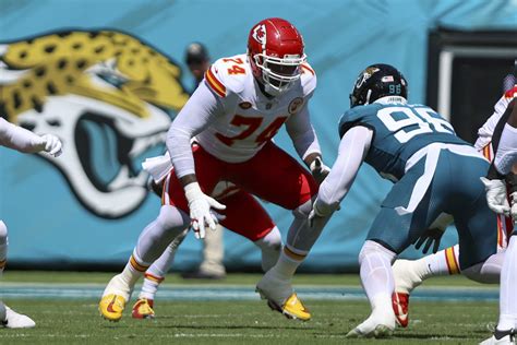 Chiefs offense gets going, galvanized by perception that officials are picking on their right tackle